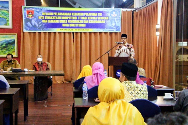 Kepsek se-Kota Bukittinggi Diberi Pelatihan TIK