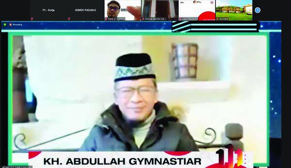 Semen Padang Peringati HUT 111 Tahun, Aa Gym Ajak Insan Perusahaan Terapkan 4 Kunci Sukses Hidup 1 TAUSYIAH— Ustaz Aa Gym ketika menyampaikan tausyiah pada Tabligh Akbar dalam rangka HUT ke-111 PT Semen Padang, Kamis (18/3).
