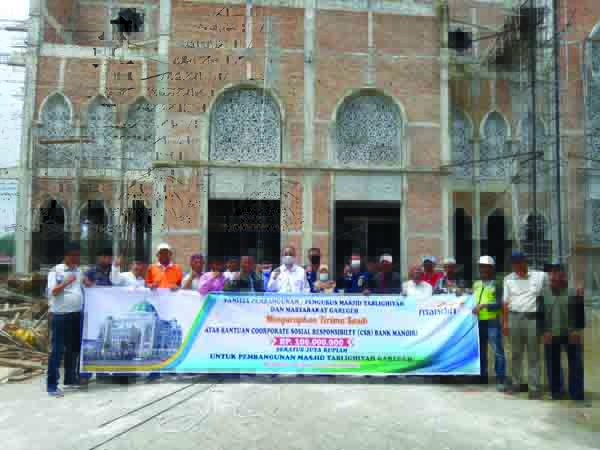 FOTO BERSAMA— Pimpinan Bank Mandiri area Sumbar foto bersama dengan pengurus Masjid  Tabligiyah Garegeh usai menyerahkan bantuan senilai Rp 100 juta.