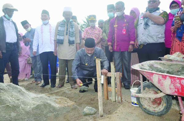 BATU PERTAMA—Bupati Agam Andri Warman meletakkan batu pertama pembangunan Asrama Putri Pondok Karantina Tahfizh Taajul Huffazh, Pakan Sinayan, Nagari Kamang Mudiak, Kecamatan Kamang Magek.