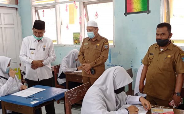 Pemkab Pasbar Komit Tingkatkan Mutu Pendidikan 1 BINCANG—Wabup Pasbar, Risnawanto saat berbincang dengan salah seorang siswi SMP IT Darul Hikmah Simpang Tiga di sela-sela UAS kemarin.