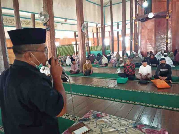 ARAHAN—Kakemenag Tanah Datar  H Syahrul saat berikan sambutan Jamaah Calon Haji (JCH).