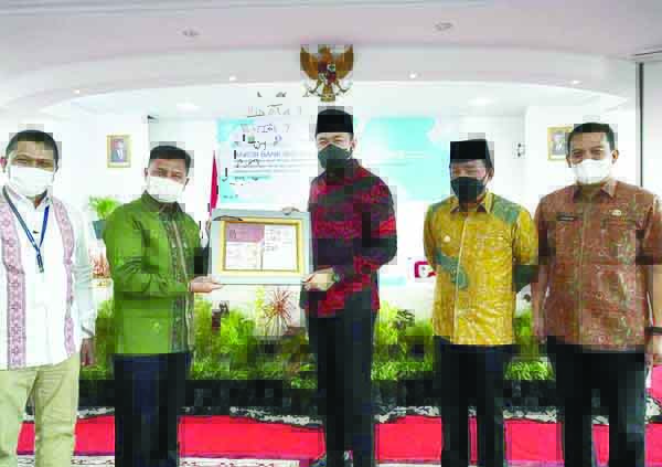 TERIMA SOVENIR— Kepala Perwakilan Bank Indonesia Sumbar, Wahyu Purnama A menyerahkan souvenir dukungan kerjasama kepada Wali Kota Padangpanjang Fadly Amran didampingi Wawako Asrul, Sekda Sonny Budaya Putra.