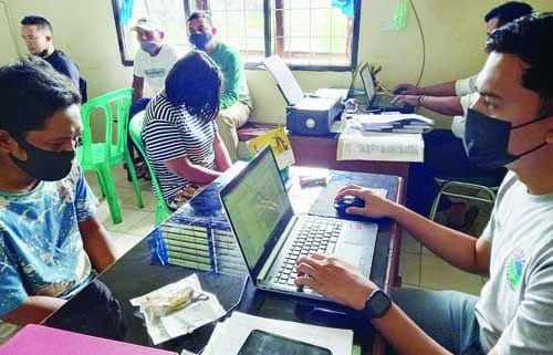 PASUTRI PENGEDAR— Penyidik Satresnarkoba Polres Limapuluh Kota melakukan pemeriksaan terhadap pasutri yang terlibat dalam peredaran sabu usai ditangkap.