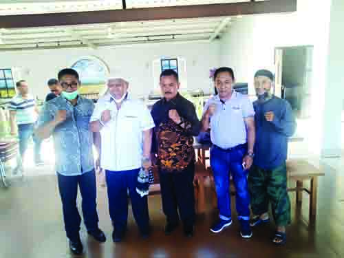 SILATURAHMI—  Ketua DPRD Padang Syafrial Kani, mantan Wali Kota Padang Fauzi Bahar, Brigjend Pol DR, H. Zulkifli AR, SIK.MH, Rafig dan Anwar (Anggota Yayasan Zaara, saat melakukan silaturahmi dan berdiskusi.