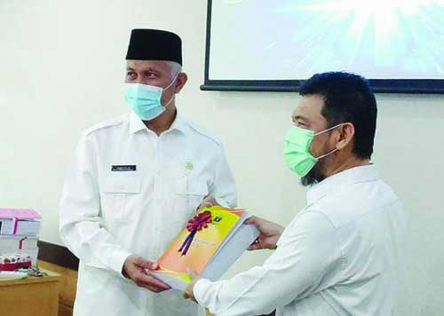 LKPD Tahun 2020 Diserahkan kepada BPK RI, Gubernur Sumbar Optimis Raih Opini WTP ke-9 1 SERAHKAN LKPD— Gubernur Sumbar, Mahyeldi Ansharullah secara resmi menyerahkan LKPD Pemprov Sumbar Tahun Anggaran 2020 kepada Plh Kepala BPK RI Perwakilan Sumbar, Nofemris, Rabu (10/3), di Gedung BPK RI Perwakilan Sumbar, Jalan Khatib Sulaiman, Padang.