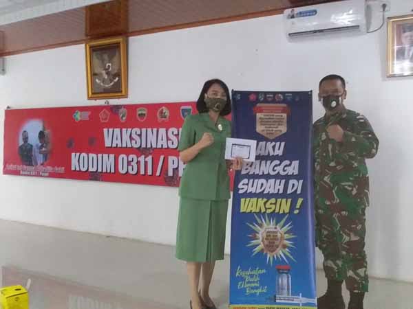 IKUT VAKSIN—Ketua Persit Kartika Candra Kirana Ny. Anaztasia Arthadilla Sakti, mengikuti langsung vaksinasi Covid -19.