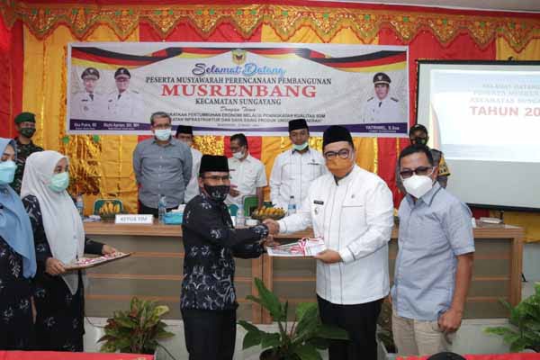 SERAHKAN—Camat Sungayang Yatriwel serahkan hasil musrenbang kecamatan pada wakil Bupati Richi Aprian, disaksikan Wakil Ketua DPRD Anton Yondra.