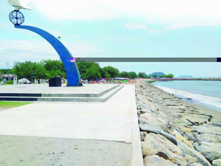 PEMBANGUNAN SEA WALL—  Kawasan objek wisata Tugu Merpati Perdamaian yang berhasil diselamatkan dari abrasi pantai berkat pembangunan seawall oleh BPBD Provinsi Sumbar.