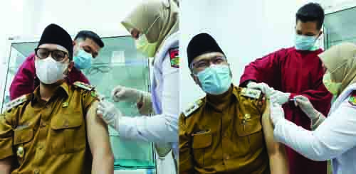 DISUNTIK VAKSIN— Pasangan Wali Kota Bukittinggi dan Wawako Erman Safar-Marfendi menjalani vaksinasi Covid-19.