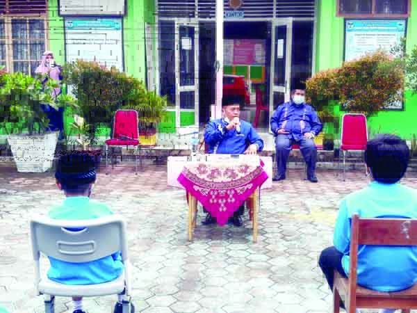 DENGARKAN CERAMAH— Siswa dan siswi SD Percobaan Ujunggurun tengah mendengarkan ceramah peringatan Isra Mikraj di halaman sekolah, pekan lalu. Di tengah pandemi, segala kegiatan di sekolah tetap menerapkan protokol kesehatan yang ketat.