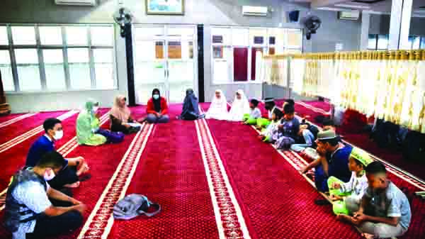 BEASISWA— JPRMI Kota Padang menggandeng Darul Hufadz memberikan beasiswa Tahfidz kepada Anak yatim Piatu yang diserahkan secara simbolis di Masjid Iqro, Alai Parak Kopi, Kota Padang, Rabu (3/3).