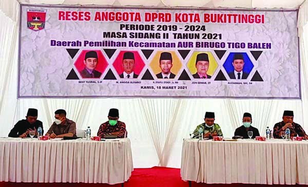 Wakil Rakyat Dapil ABTB Jemput Aspirasi Warga 1 JEMPUT ASPIRASI— Anggota DPRD Bukittinggi asal Dapil Aua Birugo Tigo Baleh (ABTB) Reses berkelompok di kantor Camat ABTB.