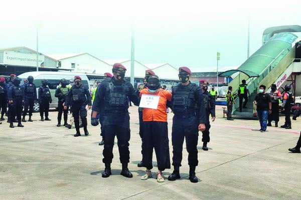 Kelompok Fahim Berlatih di Gunung Bromo 1 TIBA—Terduga teroris UBS alias F atau Fahim disebut pimpinan Kelompok Fahim tiba di Bandara Soekarno Hatta, Tangerang, Kamis (18/3)