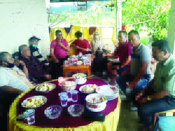 DIJAMU MAKAN DURIAN— Warga Bungus curhat tentang kelangkaan pupuk kepada Ketua DPRD Padang Syafrial Kani, yang juga dijamu makan durian Bungus oleh warga.