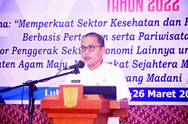SAMBUTAN— Kepala Bappeda Agam Welfizar beri kata sambutan dalam Musrenbang RKPD 2022.