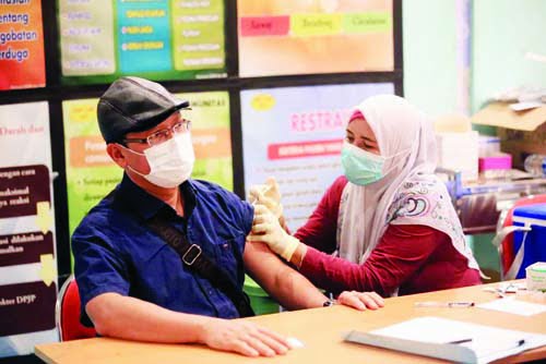 SUNTIK VAKSIN—  Vaksinasi tahap kedua untuk seluruh pegawai Kanwil DJP Sumbar Jambi dilakukan di Aula lantai IV Gedung Rawat Jalan RSUP M Djamil Padang, Jumat (26/3).