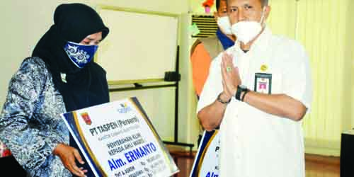 Ahli Waris Korban Kecelakaan Madina Terima Santunan 1 SERAHKAN SANTUNAN— Asisten Administrasi Umum Setkab Agam H Junaidi menyerahkan santunan kecelakan kepada keluarga pejabat yang mengalami kecelakaan di Madina ketika sepulang dari kunker ke Aceh dan Medan.