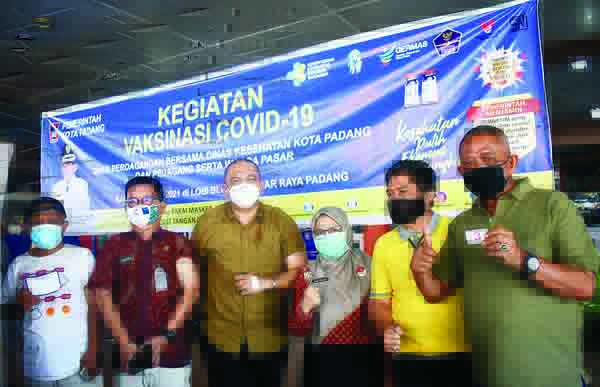 1.071 Pedagang, Pelayan Publik dan Warga telah Divaksin 1 VAKSIN UNTUK PEDAGANG— Kadis Perdagangan, Andree H Algamar bersama Kadis Kesehatan Ferimulyani, Kabid Sarana Perdagangan Malyusdi saat vaksinasi Covid-19 kepada pedagang, petugas pelayan publik, dan warga.