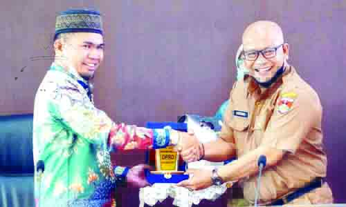 CENDERA MATA— Wali Kota Bukittinggi, diwakili Kabag Tapem Setdako Bukittinggi, Hendri bertukar cendera mata dengan rombongan DPRD Kota Sungai Penuh, Jambi,