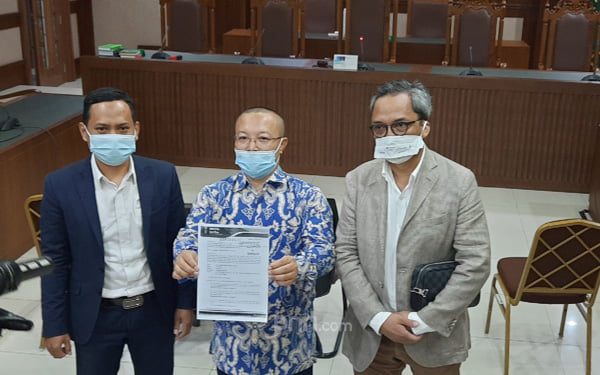 Kuasa hukum Jhoni Allen saat menghadiri sidang perdana gugatan perbuatan melawan hukum yang diduga dilakukan oleh kubu AHY di Pengadilan Negeri Jakarta Pusat,