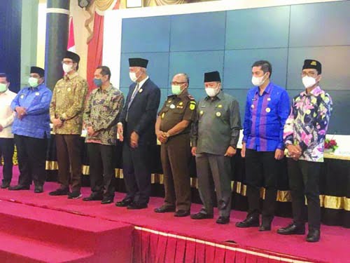RAKOR— Bupati Agam Andri Warman foto bersama gubernur dalam rakor, supervisi dan pencegahan KPK terintegrasi kepala daerah se-Sumbar.