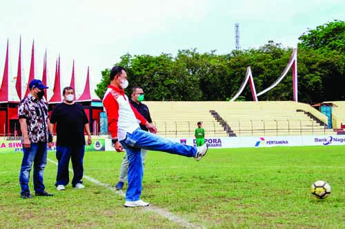 Piala Siwo PWI Sumbar U-17, 24 Tim Usia Muda Siap Beraksi 1 TENDANGAN PERTAMA— Kabid Humas Polda Sumbar Kombes Pol Satake Bayu melakukan tendangan pertama menandakan Piala SIWO PWI Sumbar resmi dihelat di Stadion GOR H Agus Salim, Sabtu (27/3).