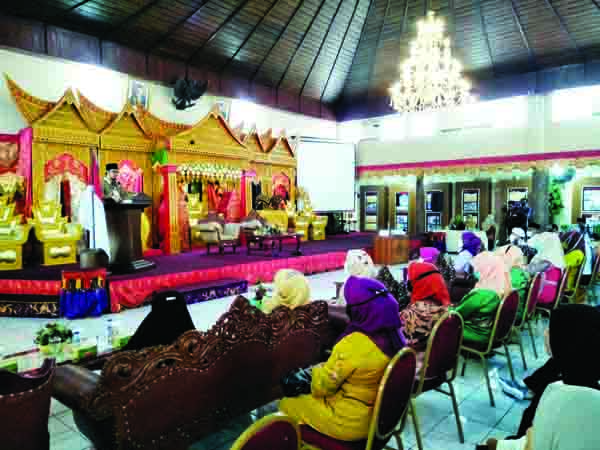 720 Warga Ikuti Sekolah Keluarga Angkatan III 1 SAMBUTAN— Peserta sekolah keluarga mendengarkan kata sambutan dari Wali Kota Erman Safar.