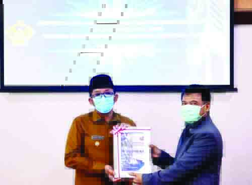 Hendri Septa Serahkan LKPD Pemko ke BPK, Optimis Pertahankan Opini WTP 1 SERAHKAN— LKPD Plt Wako Padang Hendri Septa menyerahkan LKPD Pemko Padang tahun anggaran TA 2020 kepada BPK-RI Perwakilan Sumbar, Senin (8/3).