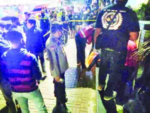 OLAH TKP— Polisi melakukan olah TKP penemuan mayat wanita tanpa identitas di halte depan SDN 02 Percontohan Bukittinggi.