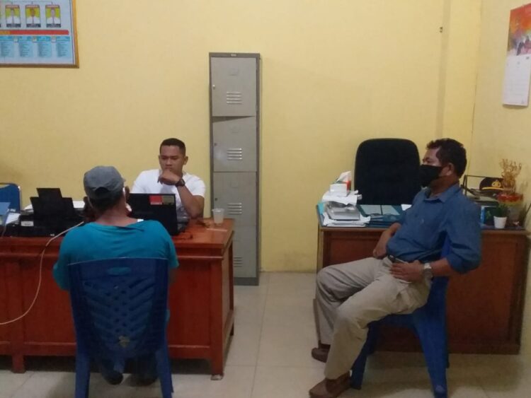 Lelaki yang diduga membawa sajam saat demo di depan Kejari Pessel diperiksa di Mapolres Pessel.