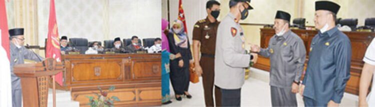 Pidato Perdana Bupati Dalam Paripurna DPRD, Bangun Daerah, Perkuat Sinergitas 1 HARAPAN— Bupati Agam Dr Andri Warman MM saat menyampaikan pidato perdananya usai dilantik sebagai Bupati Agam periode 2021-2024 dalam rapat paripurna DPRD Agam, Kamis (4/3). (kanan) Bupati bersalaman dengan Kapolres Agam AKBP Dwi Nur Setiawan S.IK M.H dan mengharapkan Forkopimda sinergitas dalam membangun Luak Agam ke depannya.