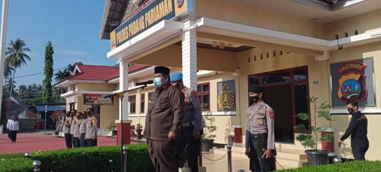 SAMBUTAN— Bupati Padangpariaman Suhatri Bur memberikan sambutan saat apel  gabungan di Polres Padangpariaman.