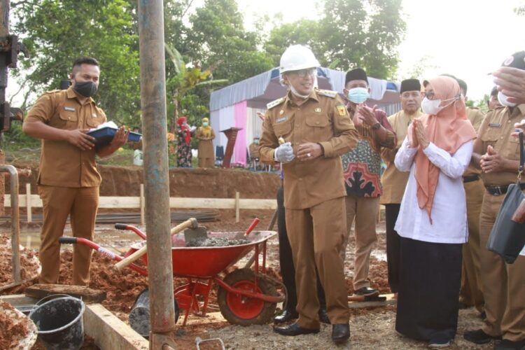 LETAKAN—Bupati Eka Putra letakan batu pertama pembangunan intake dan jaringan transmisi air bersih.