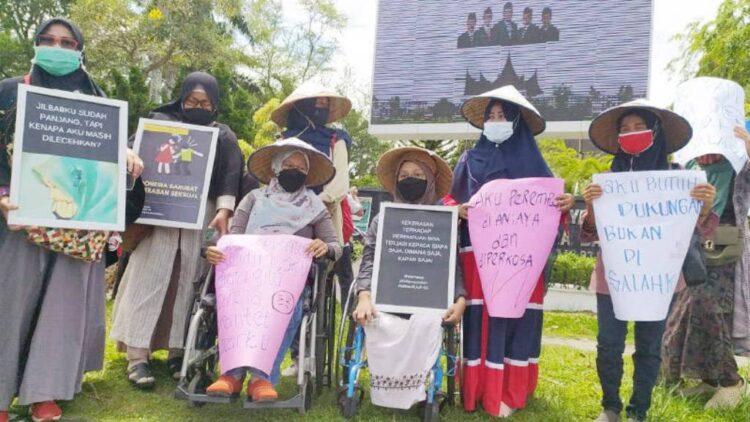 AKSI DIAM—Sejumlah aktivis perempuan melakukan aksi diam di bundaran depan kantor DPRD Sumbar, sebagai bukti kekecewaan terhadap pemerintah yang belum juga mensahkan RUU PKS.