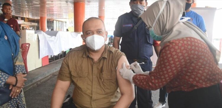 VAKSINASI MASSAL— Para pedagang di Pasar Raya Padang, dan juga Kepala Dinas Perdagangan Andree Algamar menjalani vaksinasi kedua, Sabtu (20/3). Total jumlah pedagang yang sudah divaksin mencapai 2.389 orang.