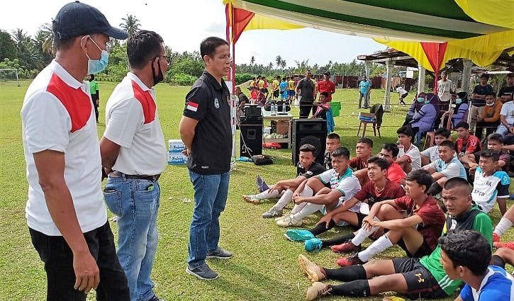 TINJAU--Ketua Asprov PSSI Sumbar Indra Dt Rajo Lelo saat meninjau lokasi seleksi pemain Timnas Indonesia U 16 dan U 19 di Lapangan Rajo Sampono, Kabupaten Padangpariaman.