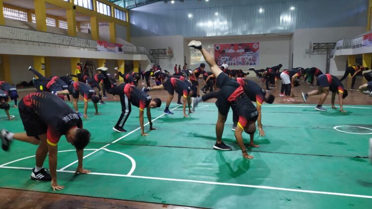 Latihan Bersama Pelatprov PON Sumbar, Atlet dari 5 Cabor masih Mangkir 1 LATIHAN BERSAMA—Atlet PON Sumbar mengikuti latihan bersama di Gedung Sport Hall di Komplek GOR Agus Salim Padang.