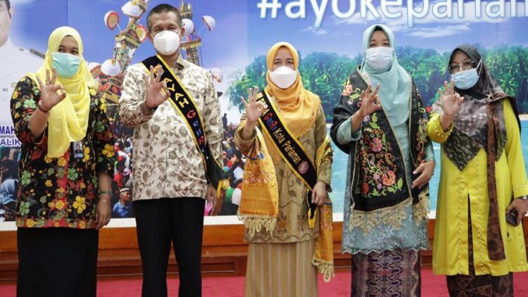 BKKBN Gelar Duta Genre 2021 1 DUTA GENRE—Wako Pariaman Genius Umar bersama peserta acara pemilihan Duta Genre.