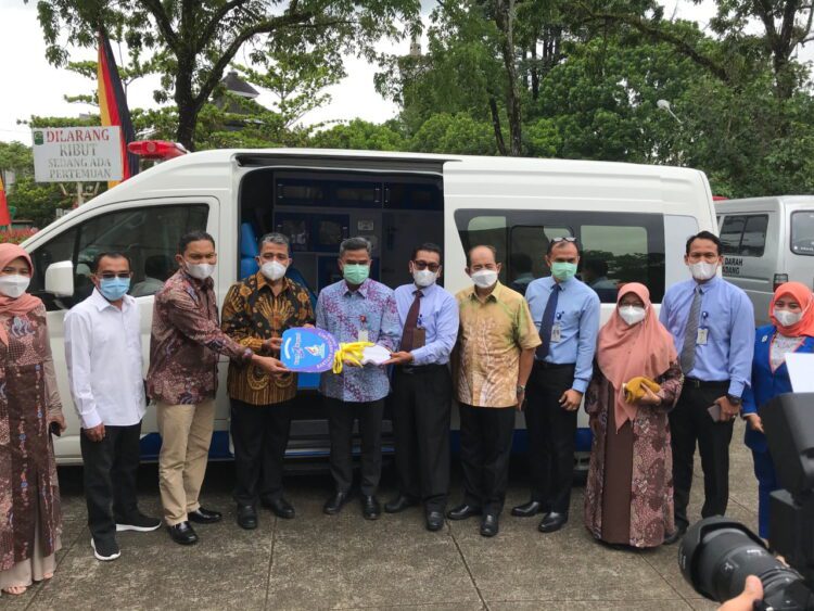 MENYERAHKAN--Dirut Bank Nagari M Irsyad menyerahkan satu unit ambulans kepada RS Unand diterima Rektor Unand Prof Yuliandri.