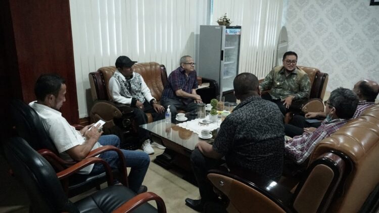 TERIMA—Wabup Richi Aprian terima kunjungan tokoh Bapasko, di Pagaruyung.