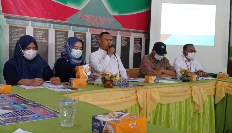 RAPAT— Bupati Sijunjung, Benny Dwifa dan Ketua TP PKK Ny. Riri Benny Dwifa membahas persiapan Pemkab Sijunjung menjadi kabupaten sehat bersama OPD dan pihak lainnya.