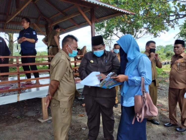 DIALOG—Bupati Padangpariaman Suhatri Bur dan Kadis dialog menindaklanjutinya bantuan soal psikologis anak korban kekerasan seksual.