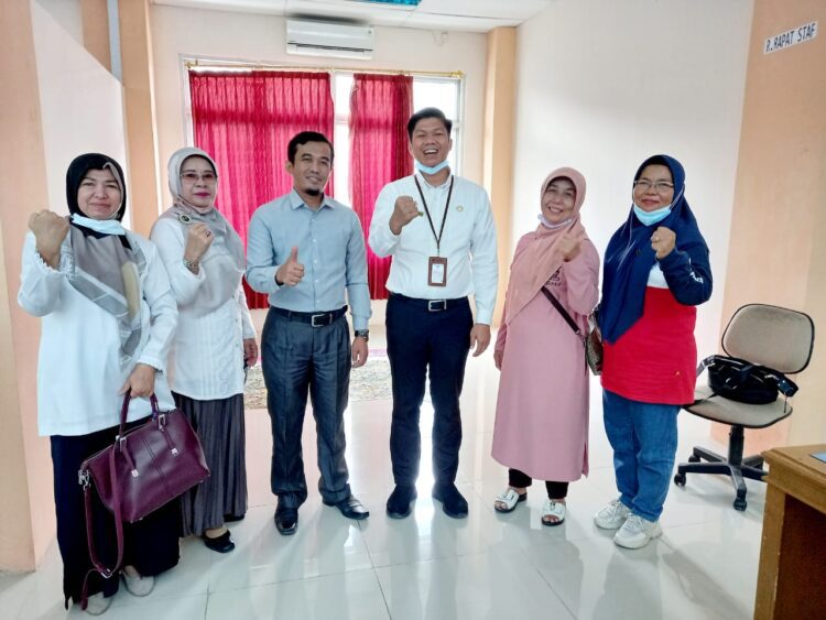 KOORDINASI— Inspektur Hendra Aswara didampingi Kabid PP Yulta Fitri saat konsultasi dan koordinasi di Dinas Pemberdayaan Perempuan dan Perlindungan Anak Provinsi Sumbar.