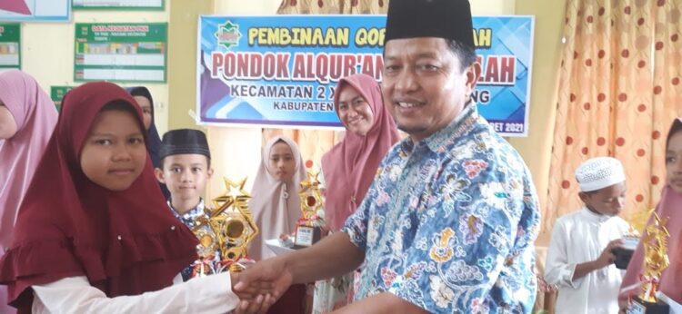 SALAM—Kepala Bagian Kesra Sekretriat Daerah Padangpariaman Azwarman saat bersalaman dengan anak-anak  utusan Pondok Al-Qur’an Nagari usai acara.