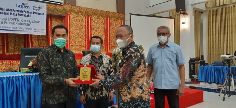 CENDERA MATA— Staf Ahli Bupati Padangpariaman Bidang Pemerintahan, Hukum dan Politik H Anwar serahkan cendera mata.