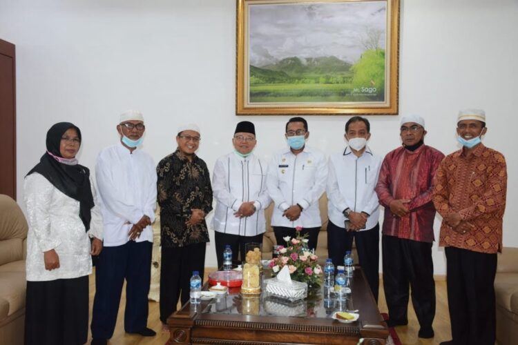 IPHI Tanahdatar Temui Bupati 1 BERSAMA—Bupati Eka Putra foto bersama Pengurus Daerah Ikatan Persaudaraan Haji Indonesia PD IPHI Kabupaten Tanah Datar, di Indo Jolito.