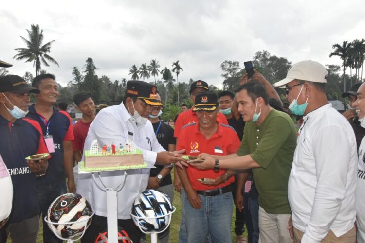 OPERN TURNAMEN—Bupati Padangpariman Suhatri Bur saat membuka kejuaraan Opern Turnamen Sepakbola di Nagari Sungai Sariak Padangpariaman.