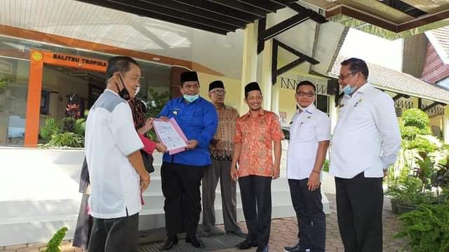 Bupati Padangpariaman Kunjungi Balitbu Solok 1 KUNJUNGI BALITBU— Bupati Padangpariaman Suhatri Bur berswafoto saat berada di Balitbu Arifan Solok.