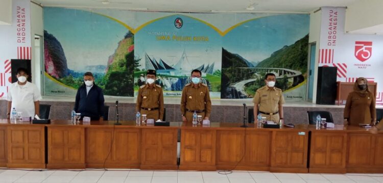 DISKUSI—Bupati Limapuluh Kota Safaruddin-Rizki diskusi soal potensi wisata bersama pelaku wisata.